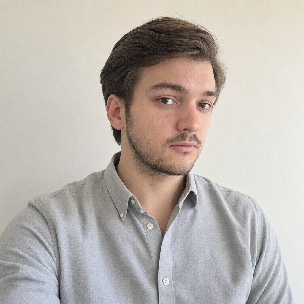 AI render účesu Volnější pěšinka na fotce uživatele, shoda 86 % s tvarem obličeje