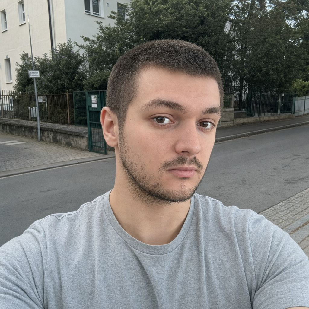 AI render účesu Buzz cut na fotce uživatele, shoda 84 % s tvarem obličeje