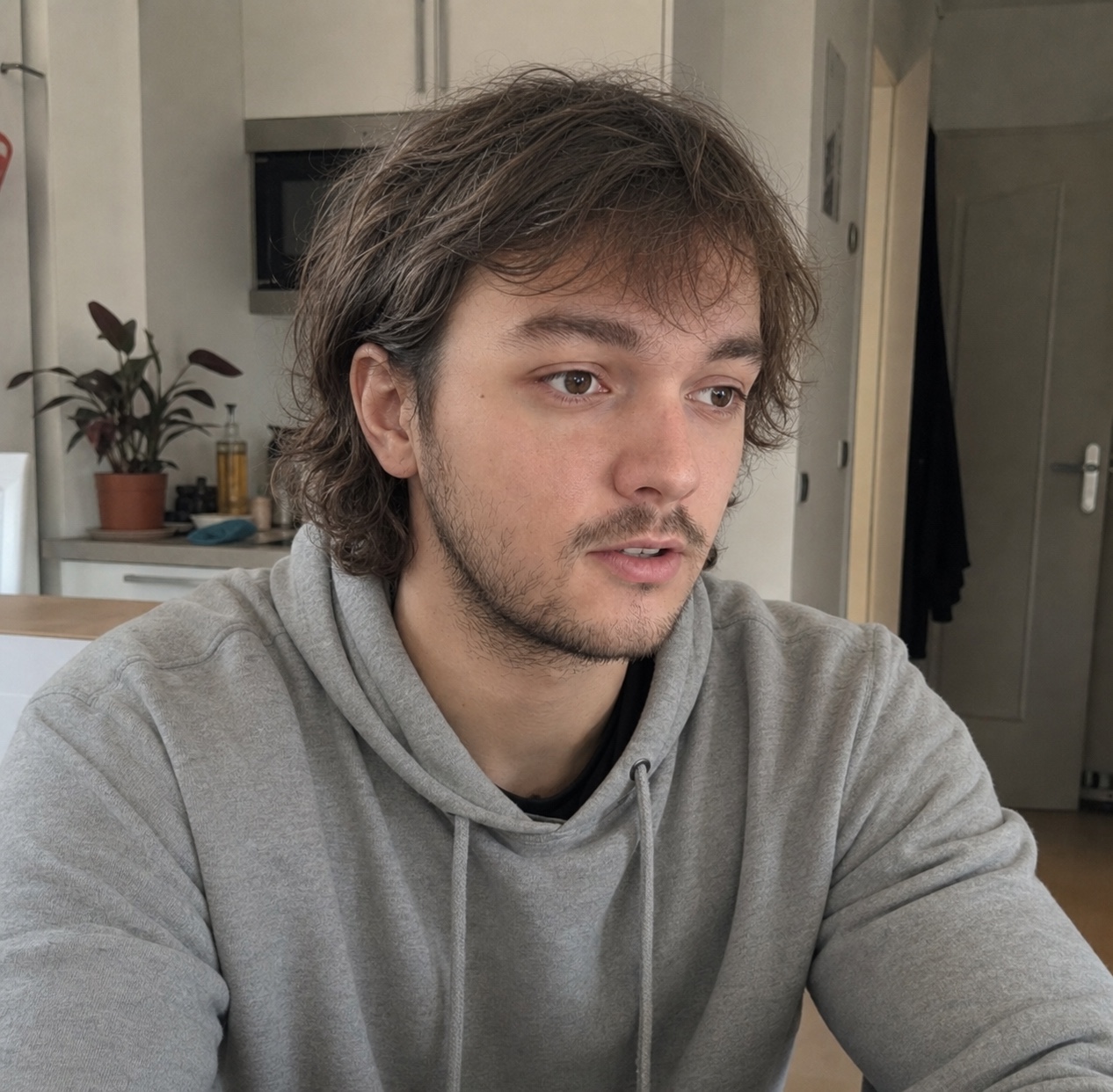 AI render účesu Delší textura na fotce uživatele, shoda 81 % s tvarem obličeje