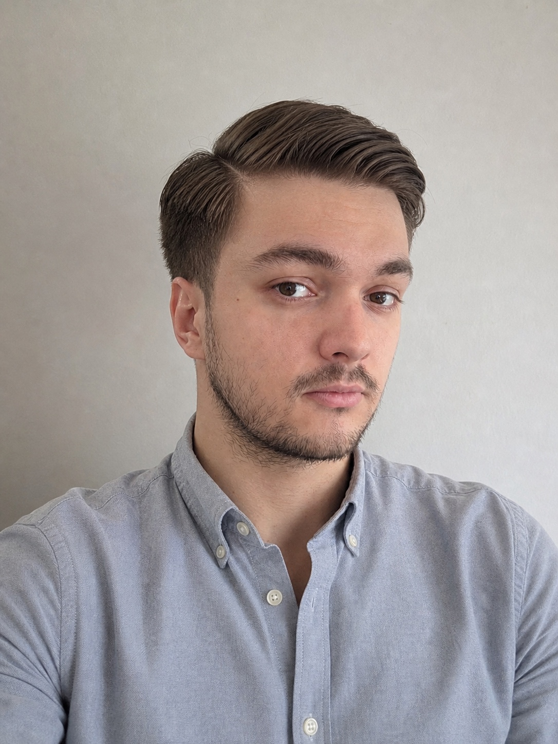 AI render účesu Klasická pěšinka na fotce uživatele, shoda 87 % s tvarem obličeje