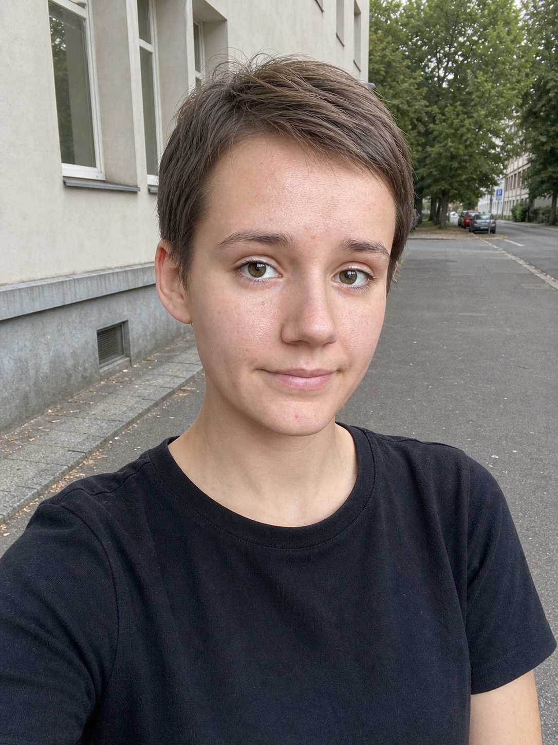 AI render účesu Pixie na fotce uživatele, shoda 84 % s tvarem obličeje
